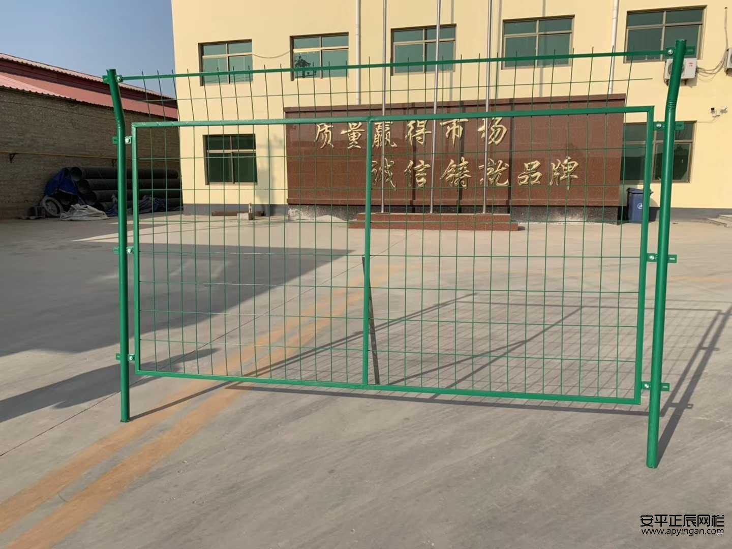 鐵網(wǎng)圍地護欄網(wǎng)多少錢一米