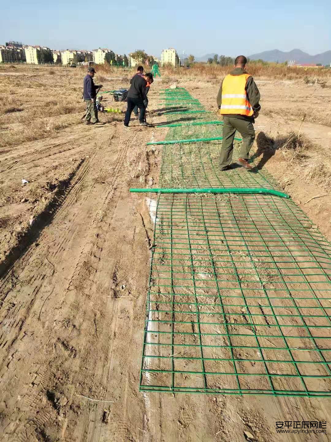 鐵網(wǎng)圍地護欄網(wǎng)多少錢一米
