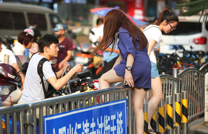 翻越護欄網