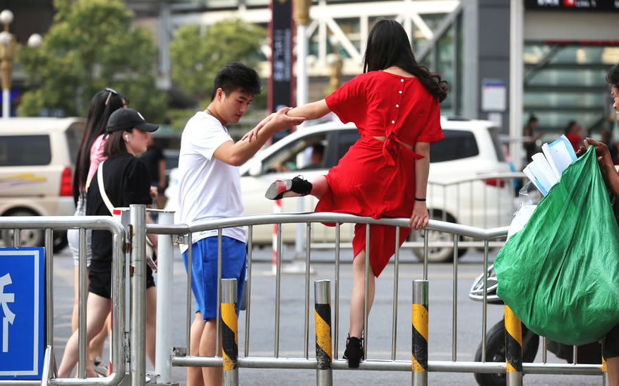 翻越護欄網